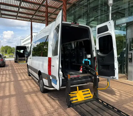 Professionele rolstoeltaxi chauffeur helpt klant in Badhoevedorp